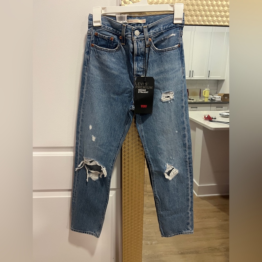NWT Levi’s Distressed Jeans Women’s Size 24